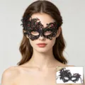 Vista ravvicinata dettagliata della raffinata maschera in pizzo nero con perline rosse. - Taglia unica / Rosso