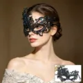 Dettaglio di maschera in pizzo nero con strass blu per feste e balli in maschera. - Taglia unica / Bianco + Blu