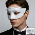 Elegante máscara de antifaz blanca con detalles de purpurina para fiestas de disfraces y eventos. - Talla única / Blanco
