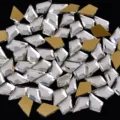 Strass de uñas geométricos transparentes con piezas doradas para diseños de manicura brillantes. - Blanco