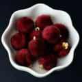 Pluche nep mink bont pompon bedels met gouden ring, perfect voor DIY sieraden maken accessoires. - 10 Stuks/Verpakking / Bordeauxrood