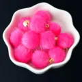 16mm roze nepbont pompom hangers met gouden oogjes voor DIY sieraden maken set. - 10 Stuks/Verpakking / Rozerood