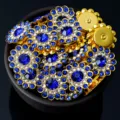 Bottoni girasole con strass blu e trasparenti da 14mm, accessori per capelli e decorazioni dorate. - 50 Pezzi/Confezione / Blu scuro