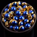 Bottoni di perle mezza rotonda blu con bordo oro, accessori abbigliamento variante. - Blu Zaffiro