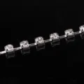 Silberne Krallenkette mit weißen Strasssteinen für DIY Handyhülle und Dekoration. - Weite Krallenfassung mit klarem Strass, Silberkette