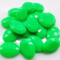 Gemas acrílicas planas ovaladas de resina verde brillante para decoración artesanal de horquillas. - Verde