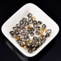 Gemengde nail art strass steentjes, mineraal goud en grijze glas kristallen voor DIY manicure. - Nr. 2 6x7 mm waaiervorm