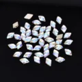 Strass romboidali piatti con effetto aurora blu chiaro per nail art e decorazioni. - Rombo Sfaccettato / 20 Pezzi (5x8mm)