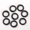 Detalle de anillos de resorte de metal negro, mosquetones redondos para bolsos y manualidades. - 20mm / Negro