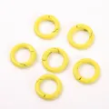 Primo piano dettagli di moschettoni rotondi gialli, accessorio in metallo per artigianato. - Giallo