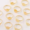 Verstellbarer goldener flacher Ringrohling Detailaufnahme fuer DIY Schmuckherstellung. - Goldton