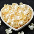 Beige künstliche Perlen vierblättrige Blumenperlen, DIY Bastelmaterial für Blumensträuße. - Champagner