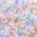 Vue de detail en gros plan de mini strass coeur transparents colores pour deco d'ongles diy. - Pack de 100 / Mélange Aléatoire Glacé