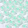 Vue détaillée de perles de fleurs en acrylique transparent, idéales pour les bijoux DIY. - Vert