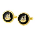 Goudkleurige metalen manchetknopen met zwarte ronde basis en kristallen zeilboot design. - Zeilboot Stijl (B1562)