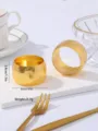 Detailansicht eines goldenen trommelförmigen Metall-Serviettenrings für Tischdekoration - Z1142-1 Gold