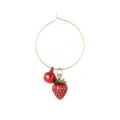 Gros plan de detail d'un anneau de verre de vin rouge fraise et cloche pour soiree. - Style Fraise (Z1345-12)