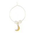 Metal wine glass marker featuring white pearls and a cute yellow banana enamel charm pendant. - Banana Style (Z1346-1)