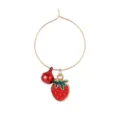 Anneau marqueur de verre à vin doré avec pendentif fraise émaillée rouge et clochette. - Style Fraise (Z1345-13)