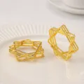 Portatovaglioli geometrico in metallo dorato con design a stella per la vostra tavola. - Oro