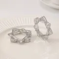 Anello portatovagliolo a stella geometrico 3D minimalista, fibbia in metallo cavo per la tavola. - Argento