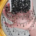 Κοντινό πλάνο DIY αλυσίδας αστέρων από μαύρο μέταλλο και στρασ, λεπτομέρεια Lolita. - Μαύρο μετάλλου