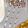 Λεπτομερής όψη αλυσίδας χειροτεχνίας DIY με ασημένια μεταλλικά στοιχεία και κόκκινα στρας. - Ασημί / Κόκκινο