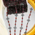 Αλυσίδα DIY με μοτίβα τετράφυλλου τριφυλλιού από μαύρο μέταλλο και κόκκινες πέτρες. - Μεταλλικό γκρι