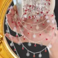 DIY ασημένια διακοσμητική αλυσίδα με κόκκινα στρας και λουλούδια για κοσμήματα. - Ασημί