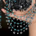 Λεπτομέρεια αλυσίδας DIY με τουρκουάζ στραζ και ασημένιες πεταλούδες σε κοντινό πλάνο. - Συσκευασία 1 Μέτρου / Μεταλλικό γκρι