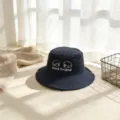 Vista detallada del sombrero de pescador azul oscuro para niños con bonito bordado y texto. - M / Azul Marino