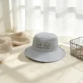Primer plano detallado del sombrero de pescador infantil gris claro con bonito bordado animado. - M / Gris