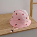 Leuke kinder vissershoed met aardbei print, ademende roze zonnehoed voor buiten reizen. - M / Roze