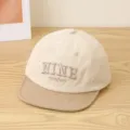 Gorra de béisbol de ala plana con bordado de letras bicolor para niños transpirable. - M / Beige