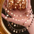 Λεπτομερές κοντινό πλάνο χρυσής αλυσίδας DIY με λαμπερές στρογγυλές παγιέτες 6mm. - KC Χρυσό