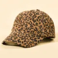 Primer plano de una gorra de béisbol con estampado de leopardo clásico y visera curvada rígida. - M (56-58cm) / Caqui