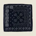 Dunkelblaues Paisleymuster quadratisches Tuch, Detailansicht mit traditionellen Motiven. - #45 Navy-Paisley-Rand
