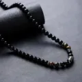 Collar de cuentas de obsidiana negra para hombre con detalles metálicos y diseño retro. - Collar Solo (Sin Pulsera)