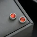 Primer plano detallado de pendientes magnéticos redondos con piedra roja y halo de cristal. - Rojo con Pedrería