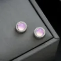 Primer plano detallado de pendientes magnéticos redondos de piedra rosa con strass. - Totalmente de Diamantes Violeta