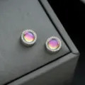 Vista de detalle macro de pendientes magnéticos redondos con cabujones y cristales brillantes. - Estrás Completo Multicolor
