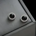 Elegantes pendientes magnéticos redondos con piedra negra y cristales brillantes. - Lleno de Strass Negro