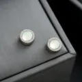 Primer plano detallado de pendientes magnéticos de ópalo con halo de diamantes de imitación. - Strass Verde Claro