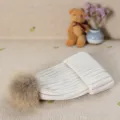 Bonnet en tricot beige pour femme, bonnet en laine d'hiver chaud avec pompon duveteux - Véritable fourrure de raton laveur / Beige
