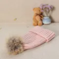 Bonnet en tricot rose avec pompon en fausse fourrure, bonnet chaud d'hiver pour femme. - Véritable fourrure de raton laveur / Rose