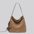 Sac bandoulière seau en cuir PU marron avec un charm teckel mignon pour femme élégante style. - Couleur caramel
