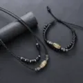 Ensemble de collier et bracelet en corde tressée perle Dzi rétro tibétain, photo de détail. - Parure rétro en perle Dzi bleu marine