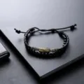 Gros plan détaillé du bracelet en cuir tressé avec des perles tibétaines et des intercalaires. - Bracelet rétro en perle Dzi bleu marine