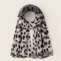 Detalle en primer plano de bufanda ligera de gasa con estampado de leopardo, suave. - 155*72 cm / Estampado de leopardo de dos secciones gris blanco