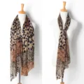 Vista detallada de bufanda larga de gasa con estampado de leopardo para mujer con estilos. - 155*72 cm / Estampado de leopardo de dos secciones café